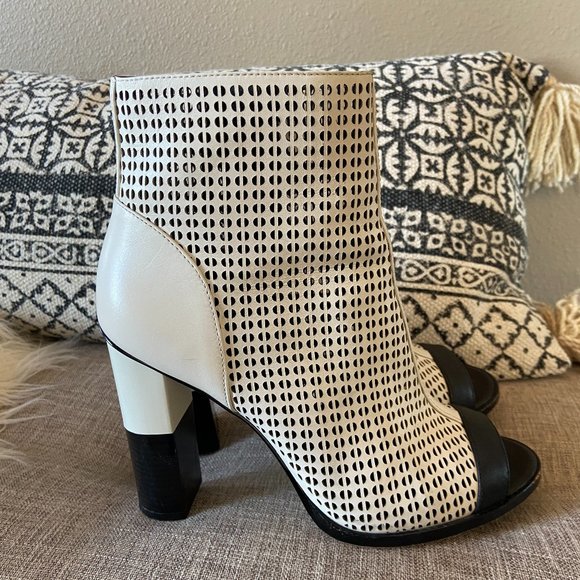CALVIN KLEIN LASER CUT PEEP TOE BOOTIES SZ 8.5 - Picture 1 of 4